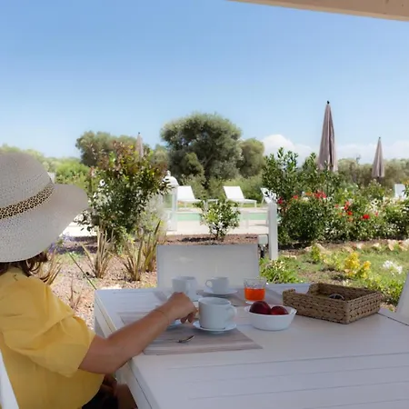 Lamia Petricore Остуни